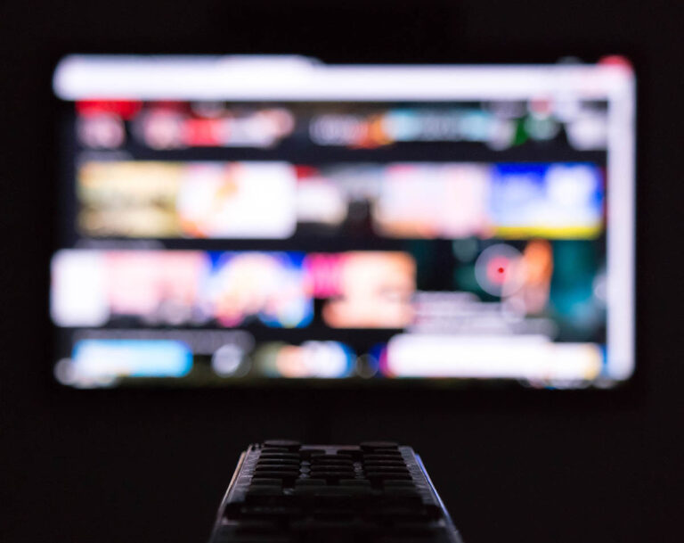 menonton film di rumah