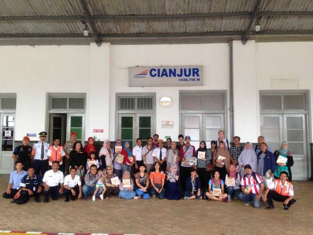 foto bersama peserta railway heritage tour di stasiun cianjur