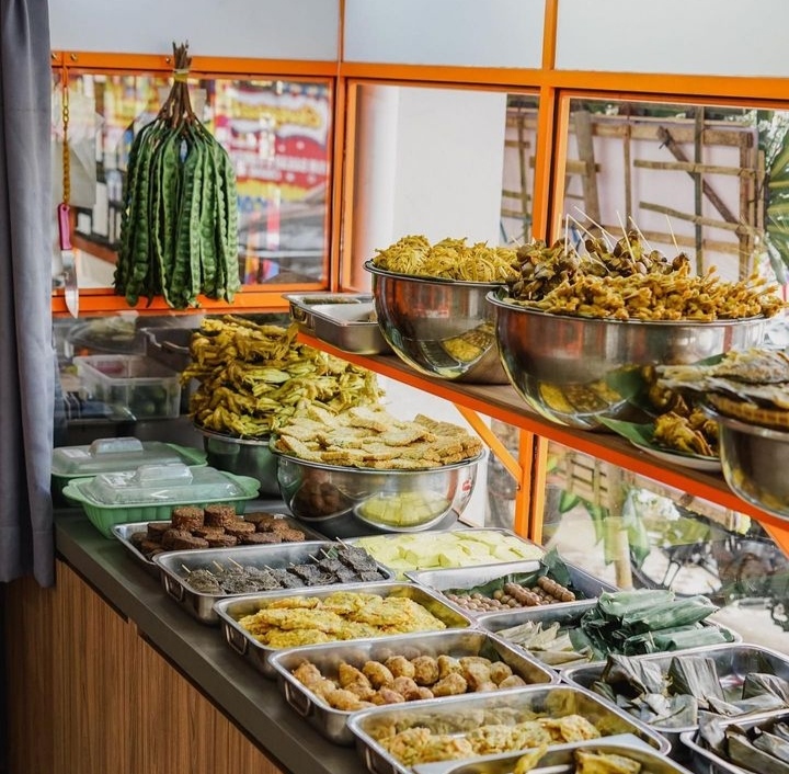 Prasmanan ala Warung Makan Simpang SIliwangi (foto: Instagram @ayamsimpangsiliwangi)