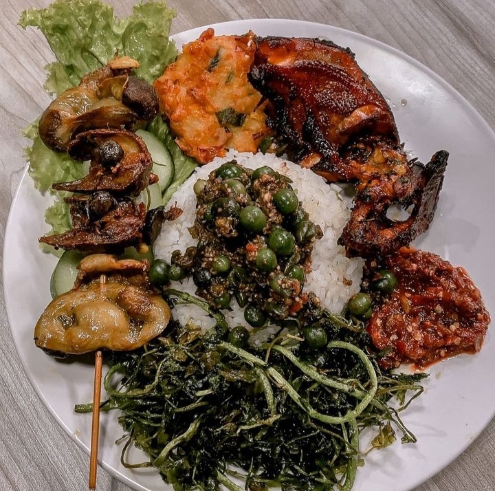 Sepiring kenikmatan ala Warung Ibu Imas (foto: Instagram @warungnasi_ibuimas)