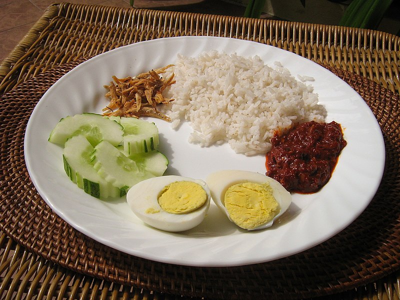 Nasi Lemak dari Malaysia dan Singapura (sumber: wikipedia)