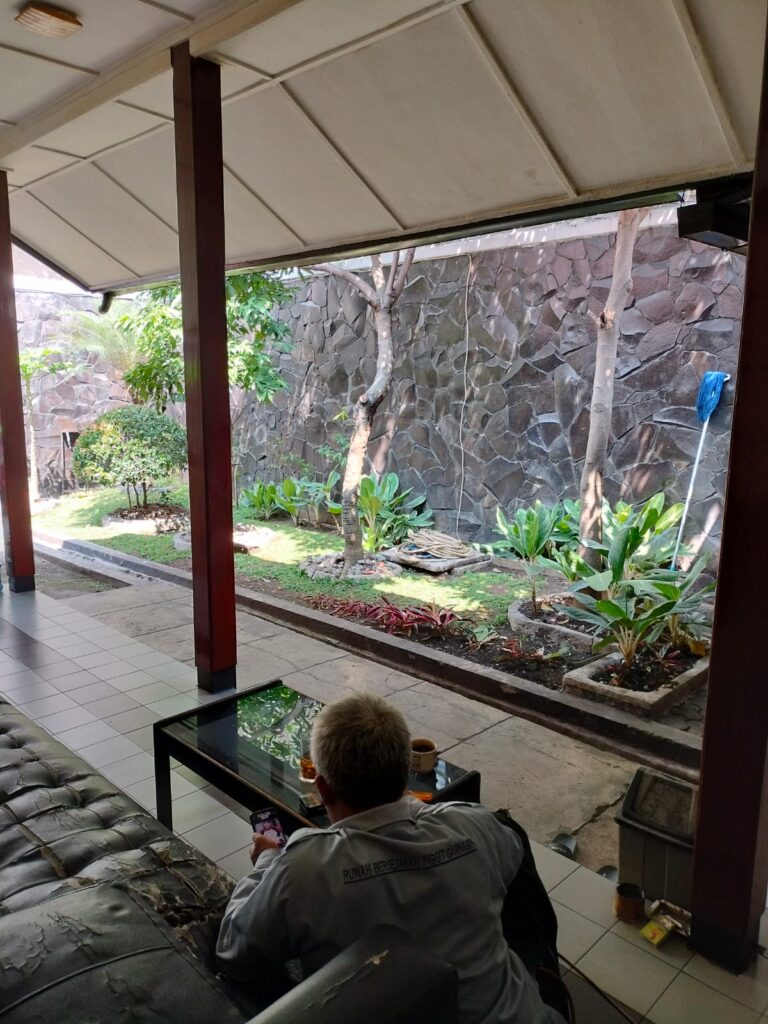 teras dan halaman belakang